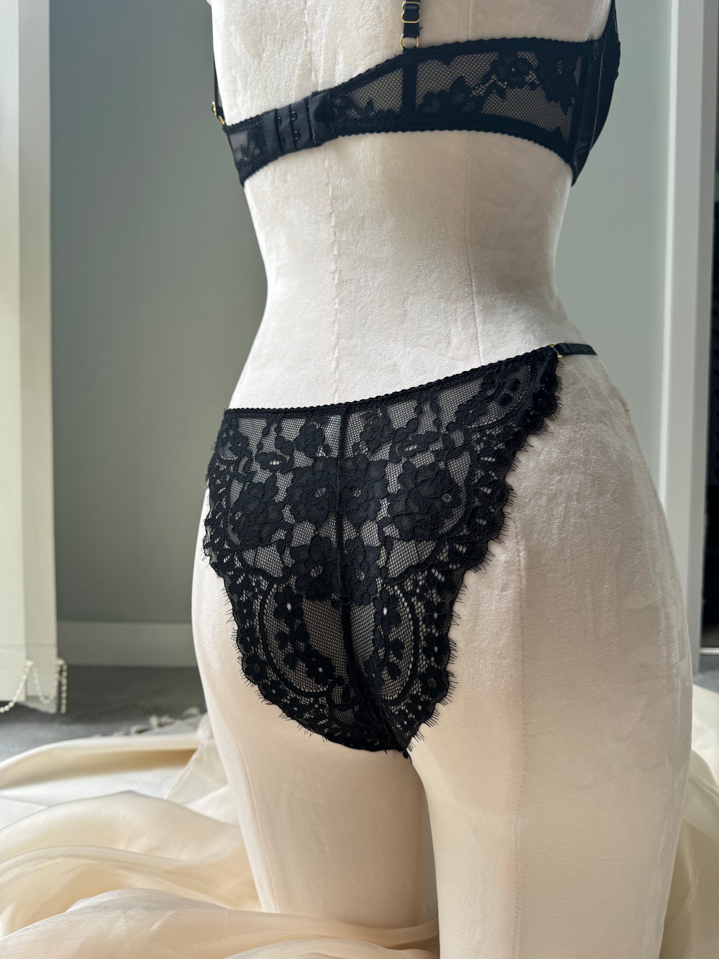 Black Pearl Lace Bra Set